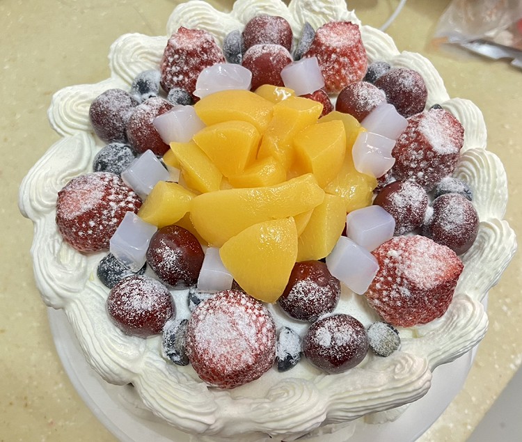 蛋糕坯很成功，抹面裱花有待提高呀😄图3