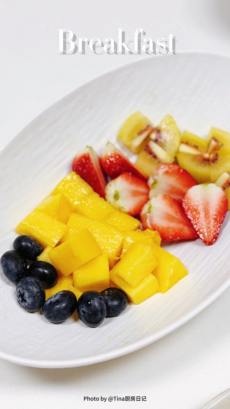 Dec. 十二月｜2025.12.11 星期四｜十月廿二◇²⁰²⁵ |  breakfast 我们被时代的浪潮推着向前奋力追赶的，究竟是内心的渴望还是他人定义的标配人生？其实，生活本有千万种频率，有人，三分钟泡好一碗面有人，三小时煲出一锅汤世间生活百态不必追逐风，你自有你的花期在自己的时区里，慢慢走，每一步都算数 早安！今日早餐：🌟羽衣甘蓝汁🥬🌟乡村坚果硬欧🌟蓝莓🫐草莓🍓芒果🥭猕猴桃🥝🌟青花鱼佐沙图6