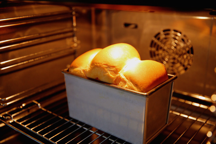 好久没做吐司了🍞，加了黄金芝士粉、奶油奶酪和淡奶油的大爆头吐司，又香又软金灿灿的真好看！我不会告诉你，我只是为了打扫昨天万圣节蛋糕剩下的奶油😂图9