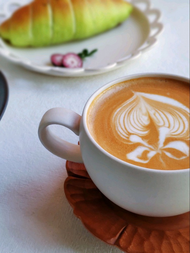 早餐🥣🥄：「开心果羊角」「水果酸奶碗」「咖啡☕」图3