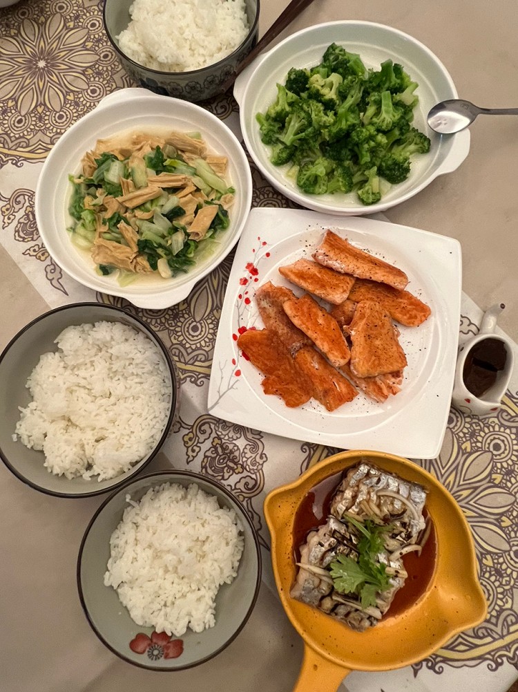 米饭、黄油香煎三文鱼、腐竹小白菜、西兰花、清蒸鲜带鱼🐟图1