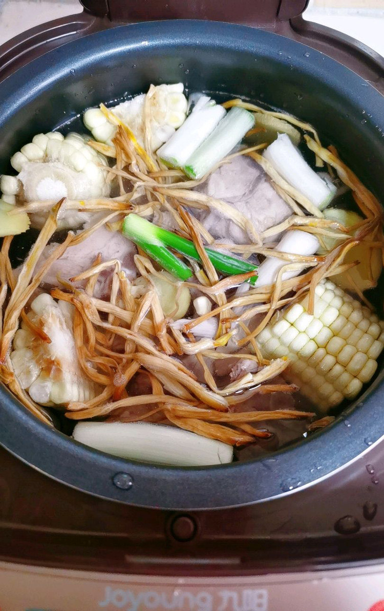 玉米排骨汤图1