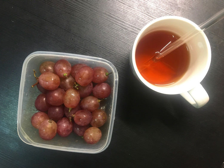 下午茶：红茶 配葡萄图1