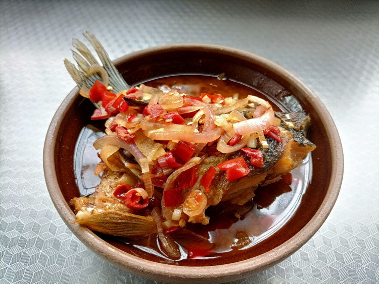 红烧鲫鱼+瓠子炒韭菜花+茭白洋葱炒肉丝图1