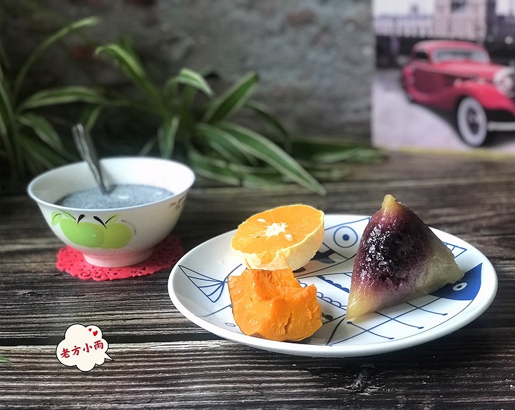 今天是6🈷️8日，星期二，晴天☀️；早餐：南瓜🎃，橙子🍊，黑芝麻&牛奶🥛和紫薯粽子🍠粽子是端午节孩子单位发的，真🈳️包装的，放冰箱冷冻；吃的时候不用提前拿出来解冻，直接放微波炉叮2分钟⌚️即🉑️，方便又快捷。分享美食，分享家常菜，更多美食的详细做法🔎，请关注@老方小雨美食厨房图3