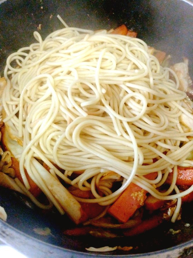 火腿鸡蛋圆白菜炒面图2