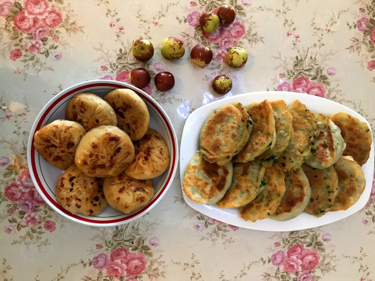 肉饼+鸡蛋韭菜盒子～～😋荤素两种，光盘了！😄👍图1