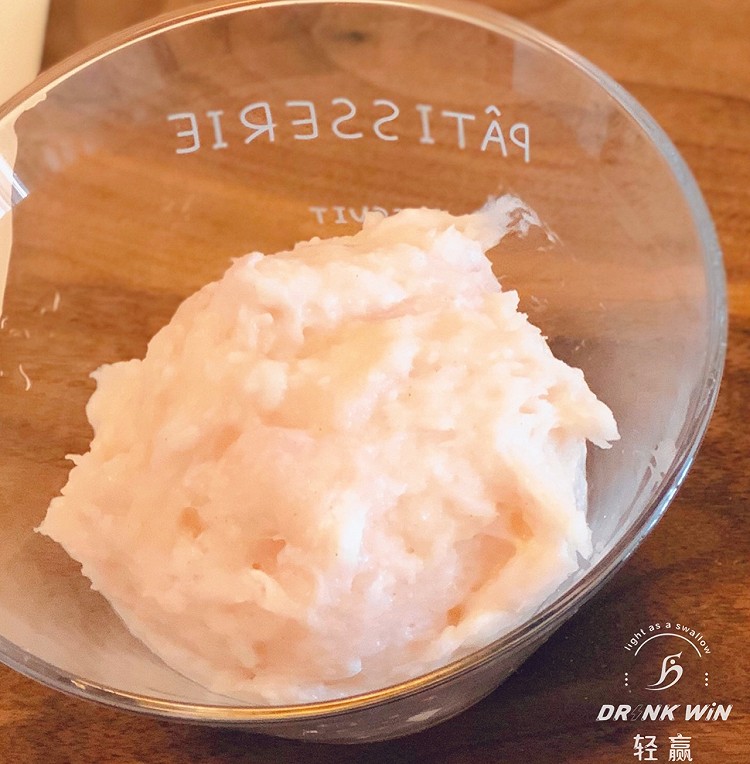 【减脂！龙利鱼滑】龙利鱼无骨无刺，且脂肪含量低是天然优质的减脂食材同时操作简单，口感细滑也是宝宝的优质食材今天换个做法，做鱼滑当做减脂期常备食材 我是花卷爸，减脂美食实践家带你一起吃得好，瘦得快快来加入吧VX:SeedSugar 【食材准备】龙利鱼一条，铁棍山药80克，鸡蛋2个，白胡椒1克，食盐5克。龙利鱼切大块，山药去皮，鸡蛋取蛋清。山药上蒸笼，蒸10分钟，蒸至软糯。将全部食材放入料理机，低速搅图6