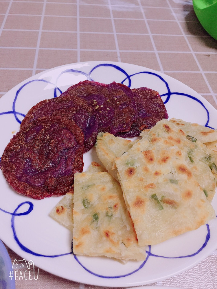 今日早餐 葱油饼+紫薯糯米饼+鲜肉水饺图3