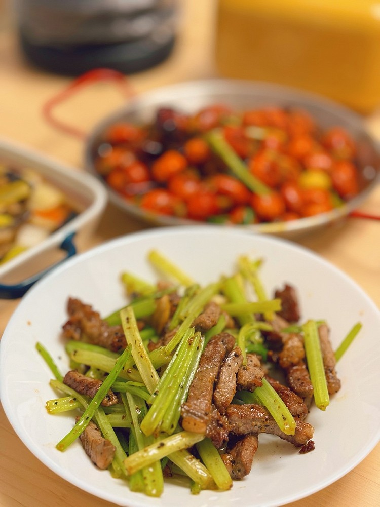 今日晚餐 牛排芹菜 🍖辣炒龙虾尾🥩清炒时蔬图4