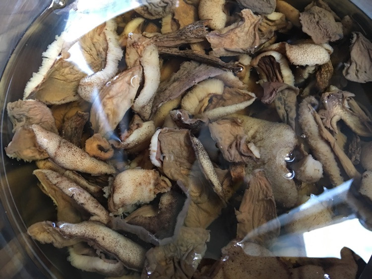 秋季养生汤小鸡炖山蘑，汤鲜肉嫩图3