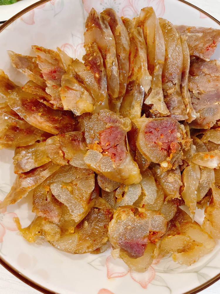 秋葵炒鸡蛋  还有麻辣味腊肠 家里带的存货..  ☆.。.:*・°☆.。.:*・°☆.。.:*・°☆.。.:*别指望所有的人都能懂你，因为萝卜白菜，各有所爱。你做了萝卜，自然就做不成青菜。图6
