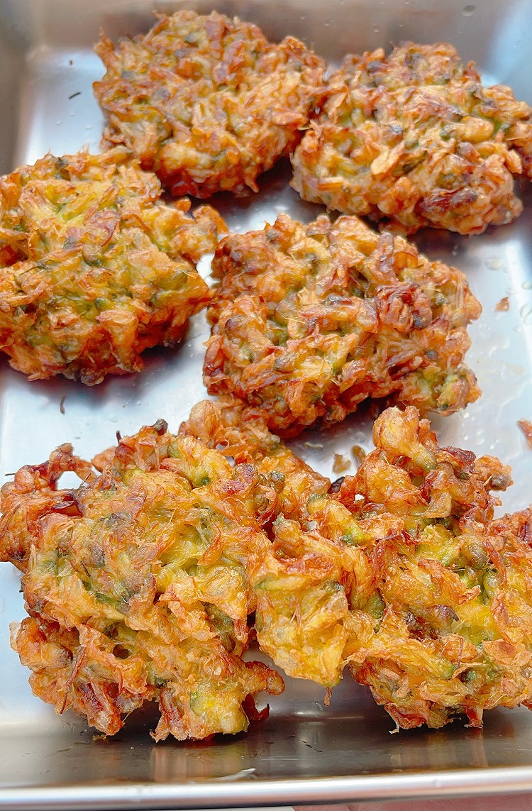 槐花饼和槐花饺子图1