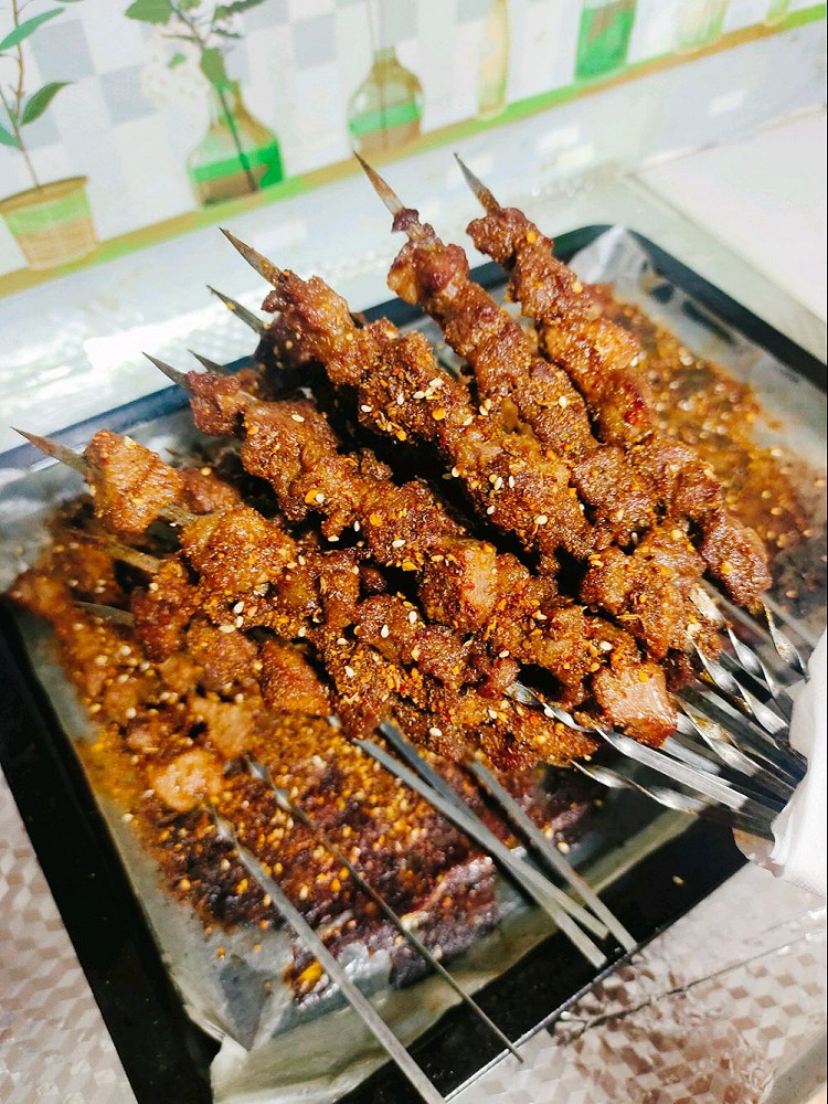 昨天晚上去武当不夜城玩，一串肉串就要十元，算了，我还是买点肉。在家给孩子们烤肉串吃吧！自己调的烧烤料，烤出来的大肉串，一点也不输外面卖的😃！图9