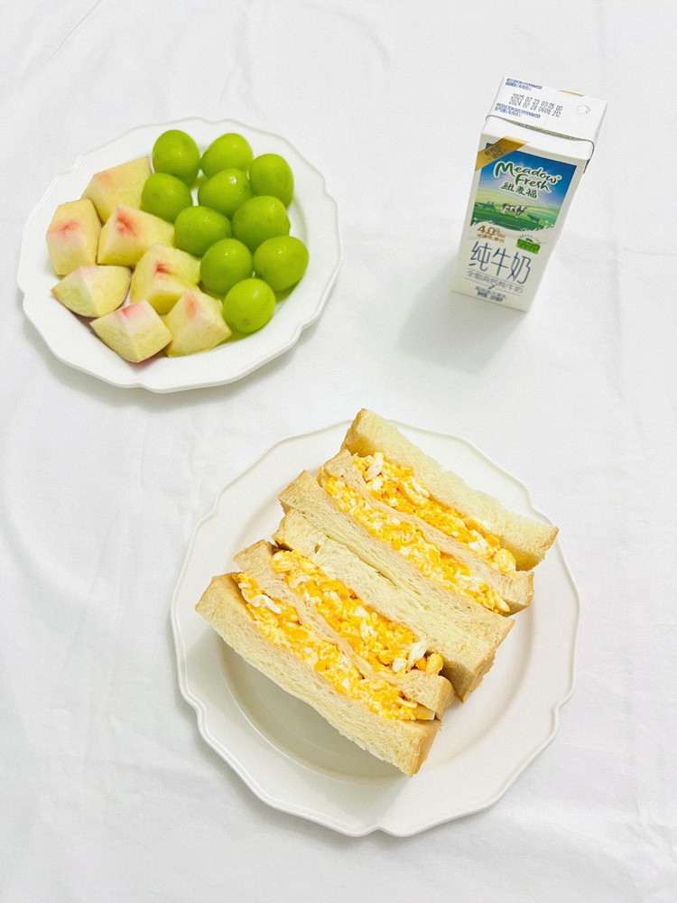 鸡蛋三明治🥪桃子🍑青提、牛奶🥛图1