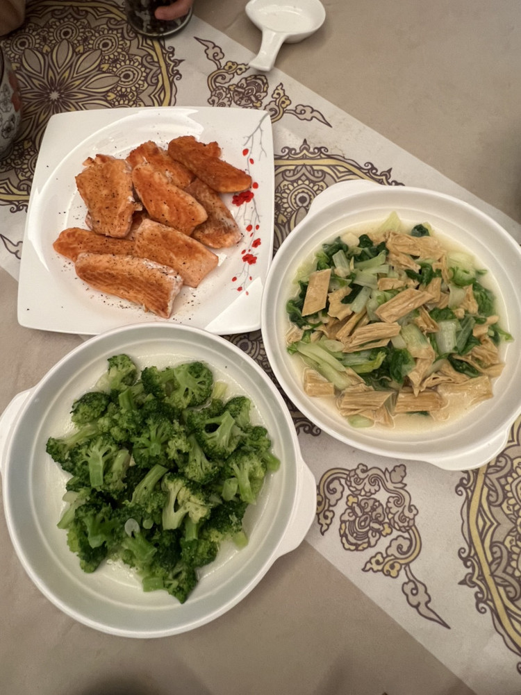 米饭、黄油香煎三文鱼、腐竹小白菜、西兰花、清蒸鲜带鱼🐟图5