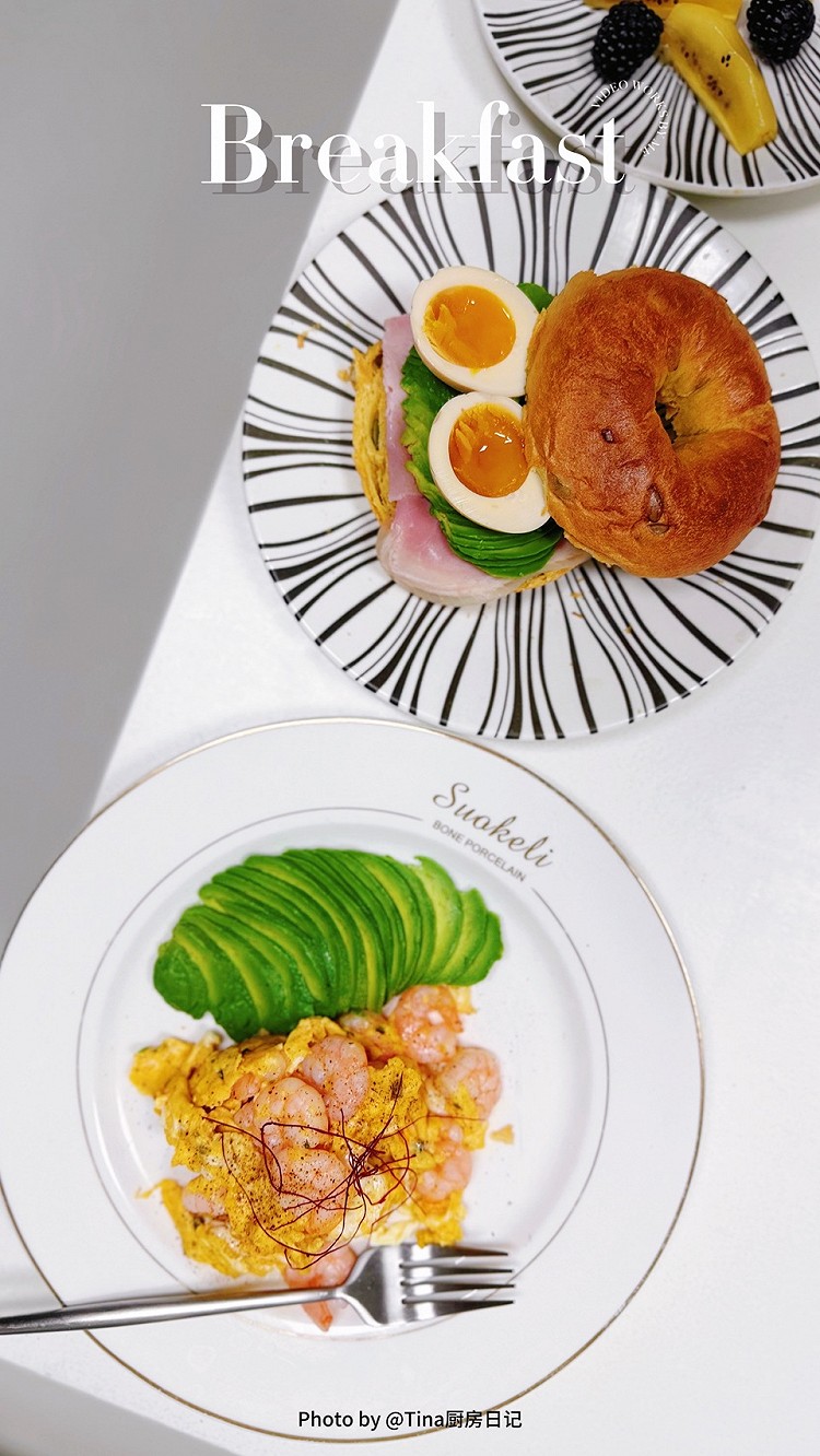 Nov. 十一月｜2025.11.27 星期四｜十月初八◇²⁰²⁵ |  breakfast 小时候，我们总以为：只要有人懂我们、护我们、替我们扛，生活就不会太难。可越长大越明白——真正能带你走出去的，不是谁给你的安全感，而是你亲手长出来的底气。 早安！今日早餐：🌟羽衣甘蓝汁🥬🌟牛油果火腿贝果三明治🥯🌟猕猴桃🥝🌟树莓🌟牛油果🥑🌟虾仁滑蛋🍤今天你好好吃饭了吗？祝你怎么吃都不胖！图6