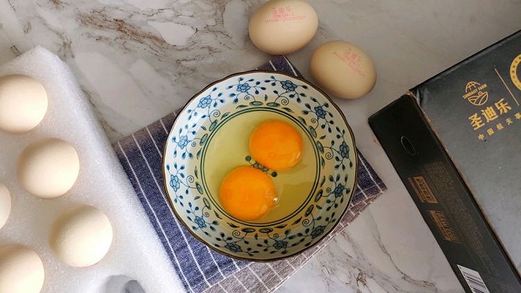虾仁蒸蛋食材：鸡蛋1个虾仁适量料酒少许昆布酱油适量香油少许做法：1.虾仁用料酒腌制10分钟去腥2.两个鸡蛋加少许料酒3.加1.2倍的水把鸡蛋打散，滤掉泡沫，静置4.蒸锅烧开后，放入蛋液，表面盖盖子或者保鲜膜防止水汽进入，小火蒸10分钟5.蛋液定型后打开锅盖放入虾仁，再蒸3分钟6.出锅加昆布酱油调味提鲜，最后再加几滴香油就好了虾仁蒸蛋保证了食材营养不流失，高蛋白低热量，给高考的孩子补充营养正好图5