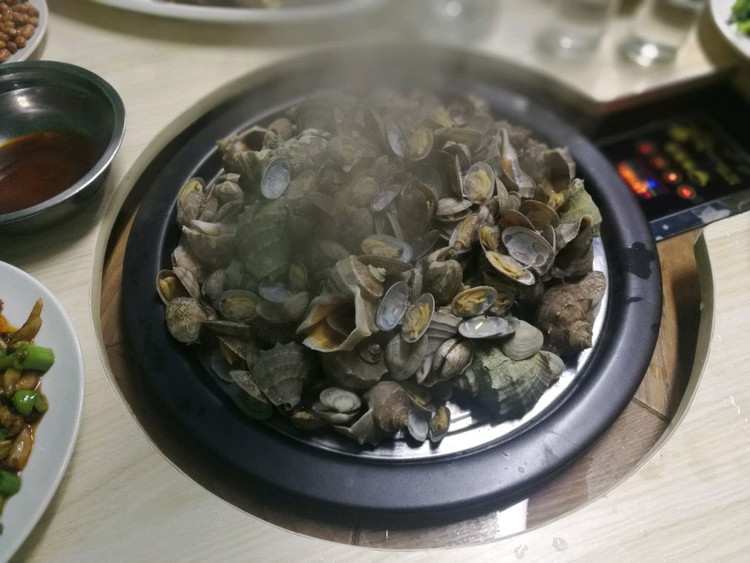 现在很流行蒸汽海鲜，上面放上一个屉，摆上要吃的海鲜，下面煮着粥，等海鲜吃完，粥也煮好了，还带着海鲜的鲜味，非常好吃图5