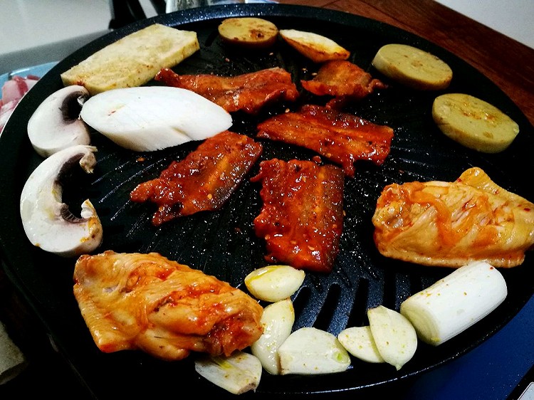 烤五花肉，韩式辣酱混炒。图2