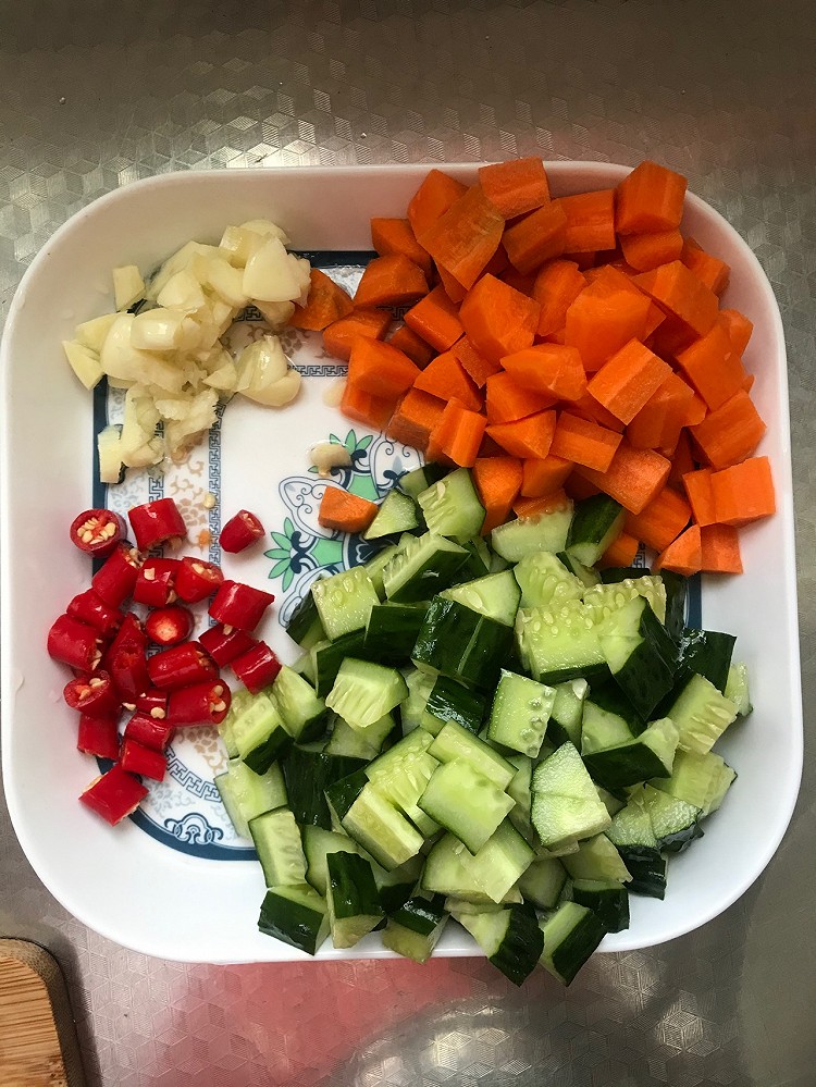 【宫保鸡丁】准备食材：鸡肉  黄瓜  胡萝卜  小米椒3根  大蒜半头  料酒  白醋  味达美  黄豆酱  淀粉  白糖  花生油🧑🏻‍🍳鸡肉  黄瓜  胡萝卜切丁备用🧑🏻‍🍳用味达美 醋 白糖  淀粉  蒜  料酒和一起勾芡用    🧑🏻‍🍳锅里放油，鸡块凉油下锅，炒7成熟，盛出来备用。🧑🏻‍🍳锅中放蒜 辣椒 黄豆酱炒香🧑🏻‍🍳放胡萝卜翻炒    🧑🏻‍🍳再放入鸡丁和黄瓜翻炒一会，把勾芡的汁倒图2