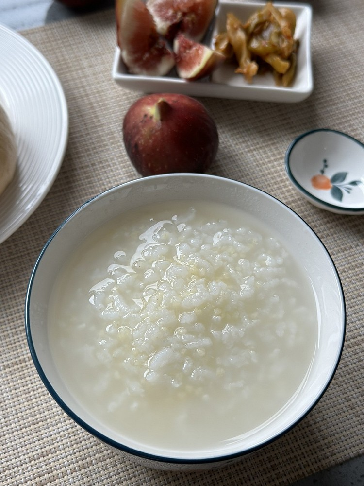 认真吃早餐：小米稀饭+肉包玉米图1