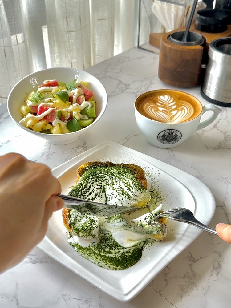 今日早餐｜抹茶西多士🍞水果沙拉碗🥗拿铁咖啡拉花☕️图1