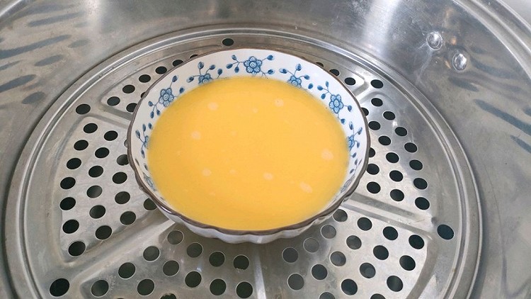 虾仁蒸蛋食材：鸡蛋1个虾仁适量料酒少许昆布酱油适量香油少许做法：1.虾仁用料酒腌制10分钟去腥2.两个鸡蛋加少许料酒3.加1.2倍的水把鸡蛋打散，滤掉泡沫，静置4.蒸锅烧开后，放入蛋液，表面盖盖子或者保鲜膜防止水汽进入，小火蒸10分钟5.蛋液定型后打开锅盖放入虾仁，再蒸3分钟6.出锅加昆布酱油调味提鲜，最后再加几滴香油就好了虾仁蒸蛋保证了食材营养不流失，高蛋白低热量，给高考的孩子补充营养正好图7