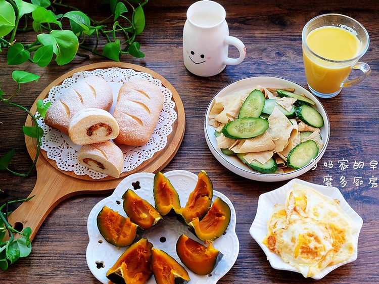 【多妈家的早餐】枸杞玉米豆浆、热牛奶、肉松面包、蒸贝贝南瓜、煎鸡蛋、黄瓜拌油豆皮图1