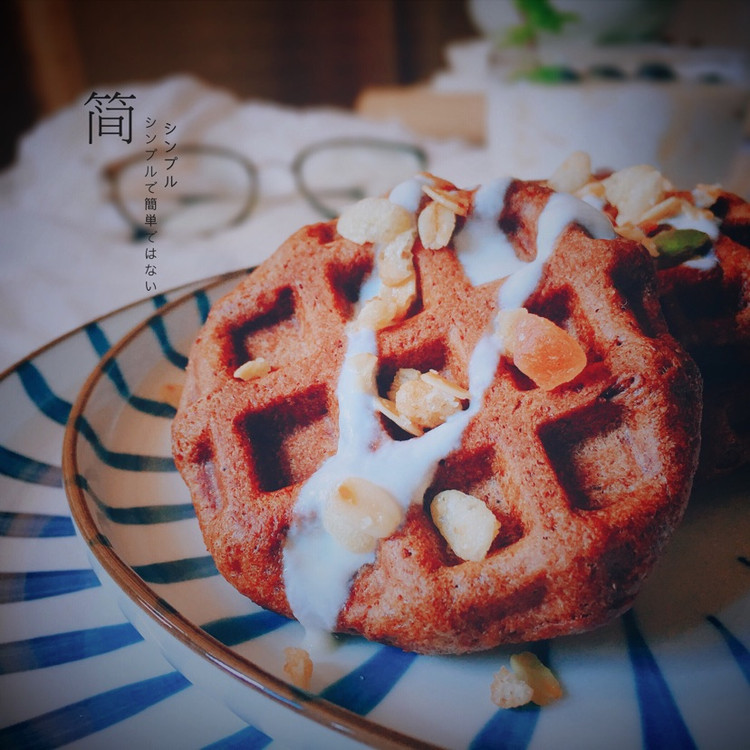 今日份早餐🥣：自制全麦华夫饼 自制蜂蜜🐝酸奶  蓝莓又回到一个人的早餐，虽然孤单却不孤独时刻保持对生活的欲望，但绝不能众欲💪早安☀️图2