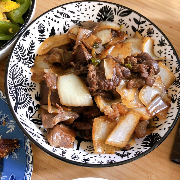 我做了点酱牛肉，结果这次的牛腱太大了里面没煮熟，机智地用洋葱炒了还不错图1