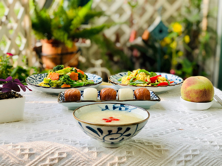 今日早餐：小米粥+金银馒头+蒜蓉西兰花+青红椒炒鸡蛋+蜜桃图1