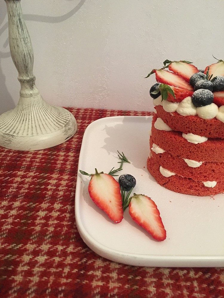 草莓红丝绒蛋糕。图4