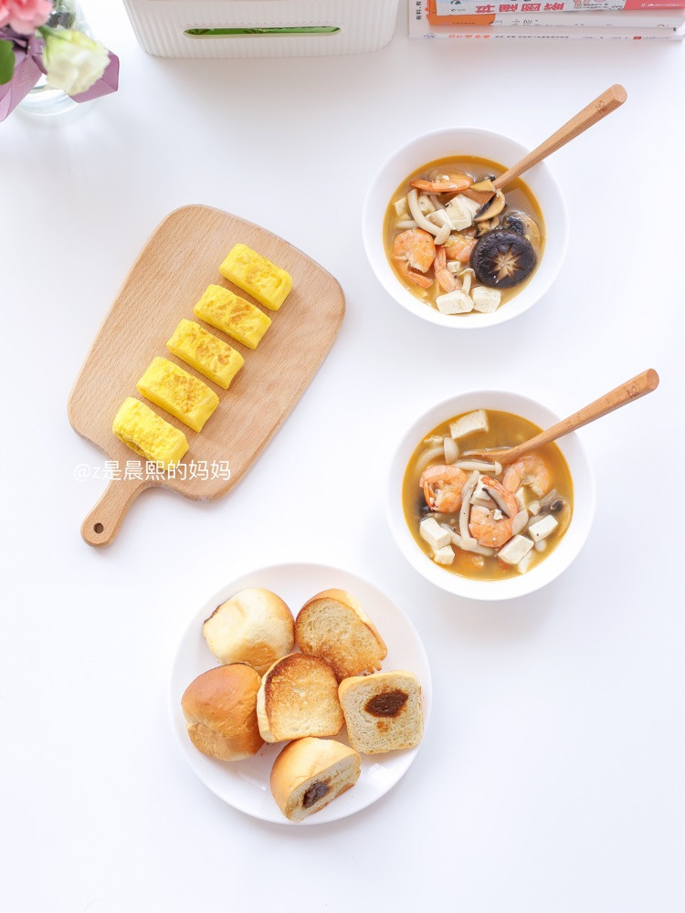 🌸早餐：鲜虾豆腐菌菇汤🍲＋厚烧蛋＋小餐包图1