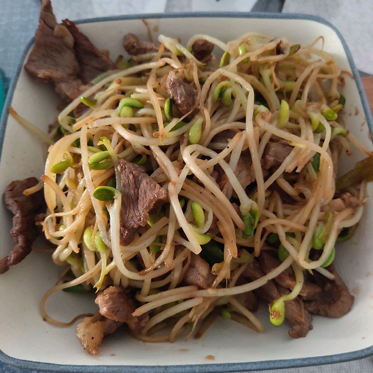 火腿鸡蛋饼&豆芽炒牛肉图2