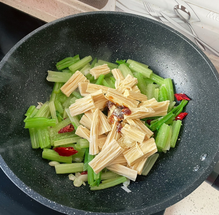 芹菜炒腐竹春天吃芹菜，顺应时节的美味，家常芹菜炒腐竹，做法简单好吃又营养。图8