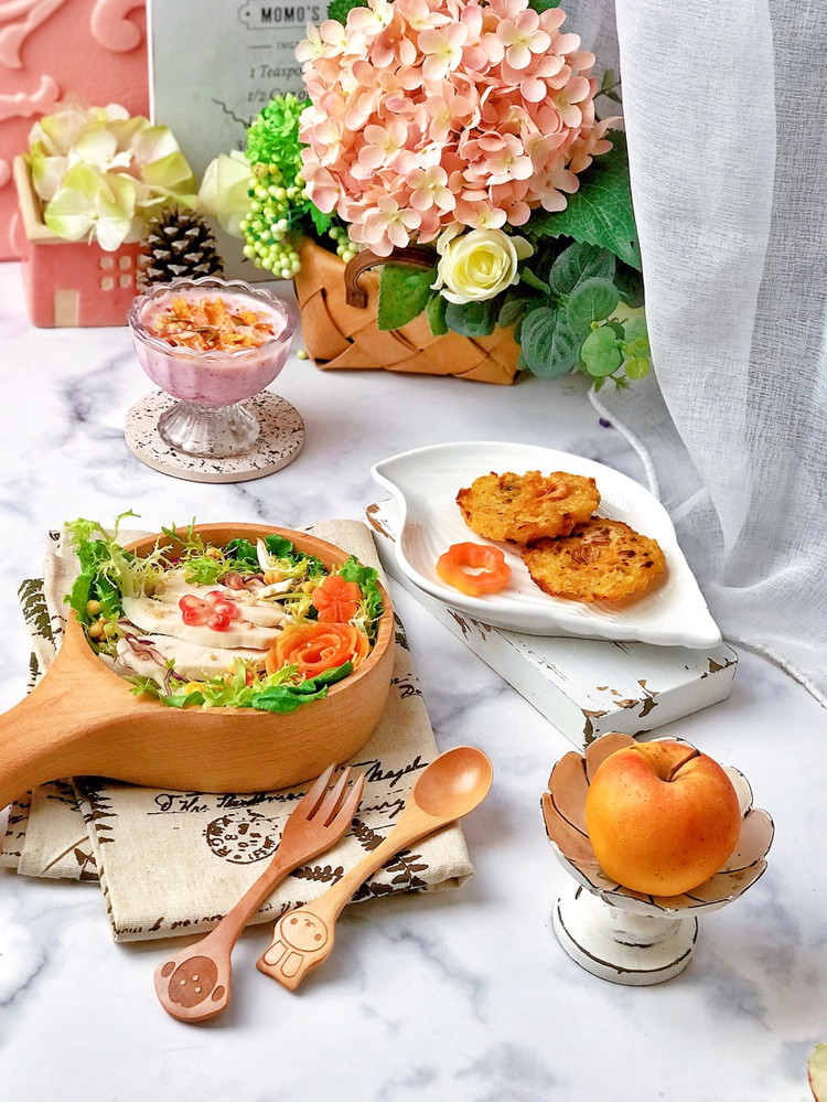 今日早餐：藜麦鸡肉蔬菜沙拉，虾饼，谷物火龙果酸奶杯~图6