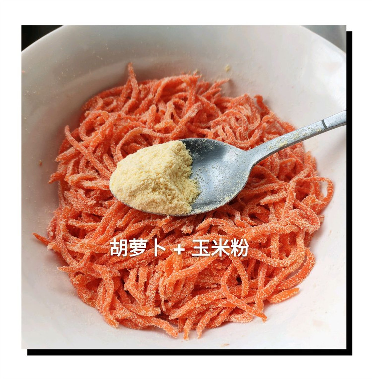 建议玉米面，小麦面据说黏糊。刨丝，盐拌腌制15分钟，用纱布包起来使劲挤干水分，开水起蒸3分钟，出锅，抖散，加葱花，少许热油浇一下，加蒜泥拌图2