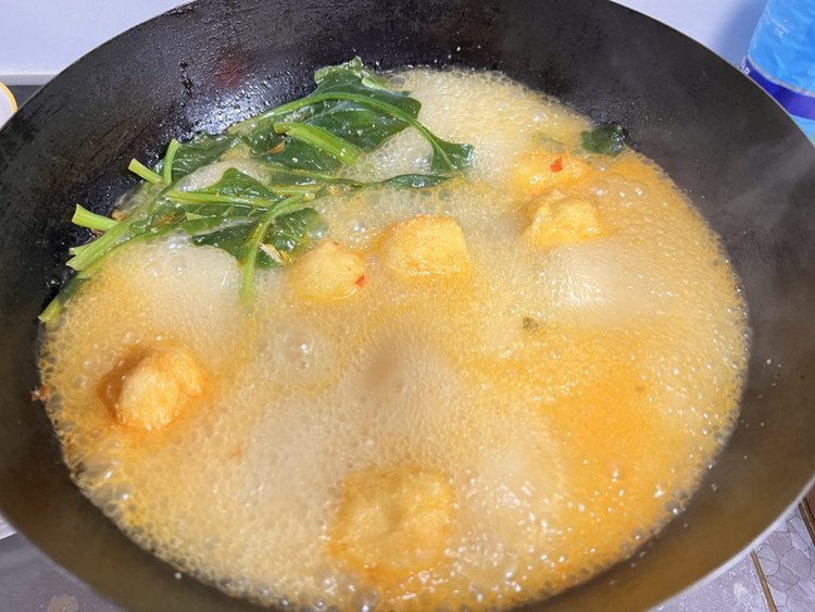 这锅酸汤麻辣烫直接给我香迷糊了！太太乐红酸汤料煮出来的汤头酸辣过瘾，肥牛裹满鲜爽汤汁，豆腐吸足味儿软嫩入味，鱼丸Q弹、金针菇脆嫩，一口热汤下去，冬天的冷意全跑没。图8