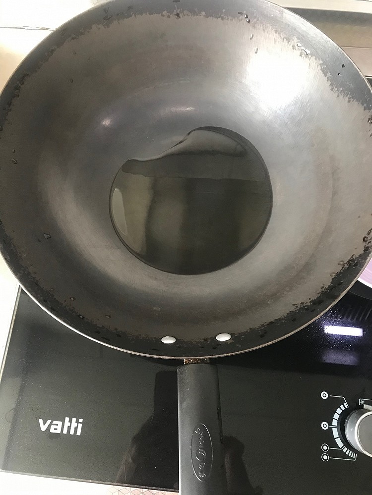 【宫保鸡丁】准备食材：鸡肉  黄瓜  胡萝卜  小米椒3根  大蒜半头  料酒  白醋  味达美  黄豆酱  淀粉  白糖  花生油🧑🏻‍🍳鸡肉  黄瓜  胡萝卜切丁备用🧑🏻‍🍳用味达美 醋 白糖  淀粉  蒜  料酒和一起勾芡用    🧑🏻‍🍳锅里放油，鸡块凉油下锅，炒7成熟，盛出来备用。🧑🏻‍🍳锅中放蒜 辣椒 黄豆酱炒香🧑🏻‍🍳放胡萝卜翻炒    🧑🏻‍🍳再放入鸡丁和黄瓜翻炒一会，把勾芡的汁倒图4