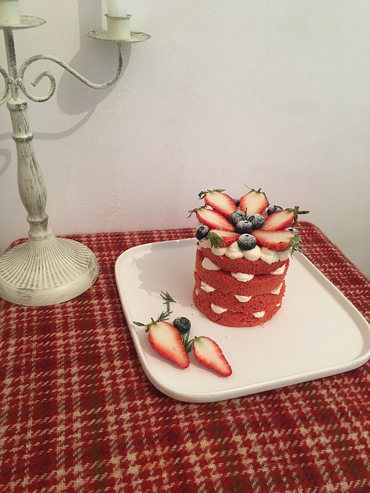 草莓红丝绒蛋糕。图8