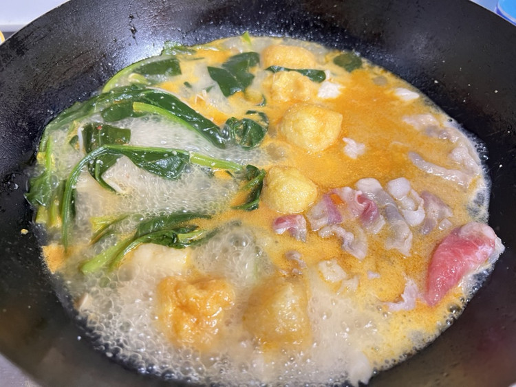 这锅酸汤麻辣烫直接给我香迷糊了！太太乐红酸汤料煮出来的汤头酸辣过瘾，肥牛裹满鲜爽汤汁，豆腐吸足味儿软嫩入味，鱼丸Q弹、金针菇脆嫩，一口热汤下去，冬天的冷意全跑没。图9