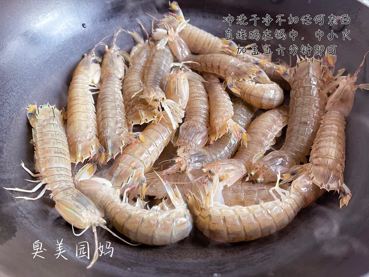 今天收到朋友从舟山寄来的皮皮虾，过了一晚居然还是活的，最简单的做法最鲜美，水冲洗一下淋干直接中小火煮，沾了生抽和醋，味道赞赞赞！老公做了很多菜，家常菜最暖心！图6