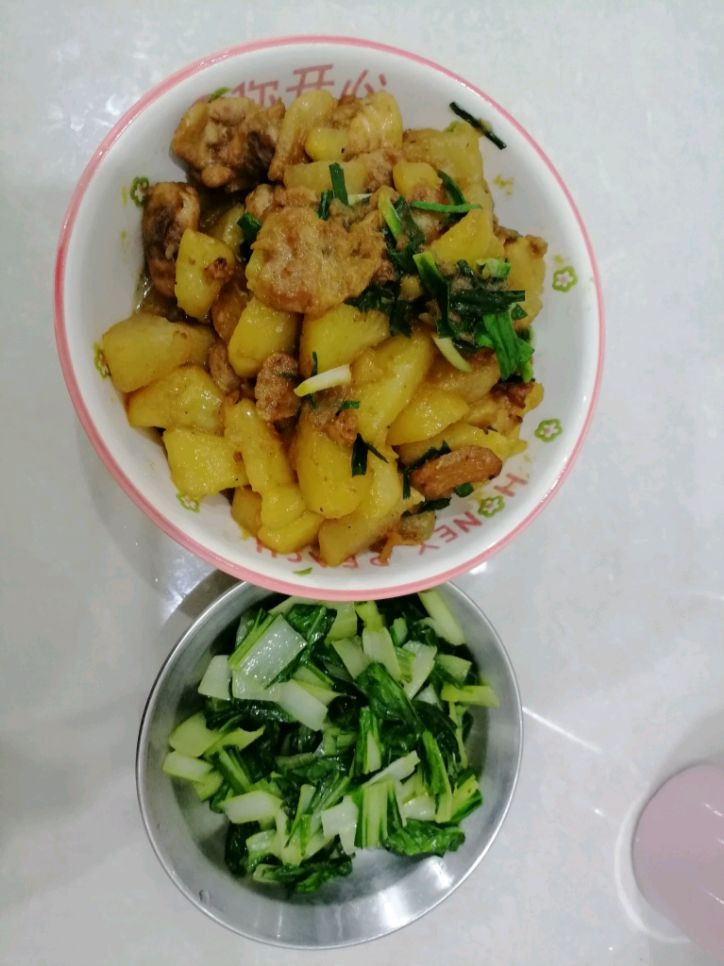 鸡腿块＋五花肉片炖土豆＋白萝卜，清炒小白菜图2