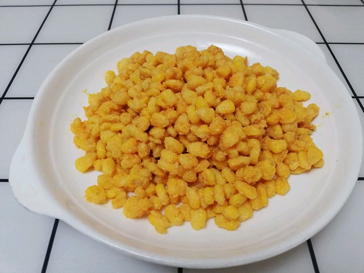 咸蛋黄玉米粒图1