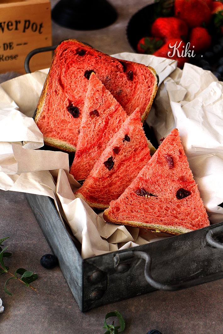 西瓜吐司🍉红丝绒蛋糕液调色，蔓越莓揉到面团里做了西瓜籽，可爱又好吃的西瓜吐司。图4