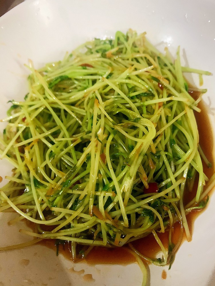 中午肉肉吃太多了，晚上吃素，清炒豌豆苗！图1