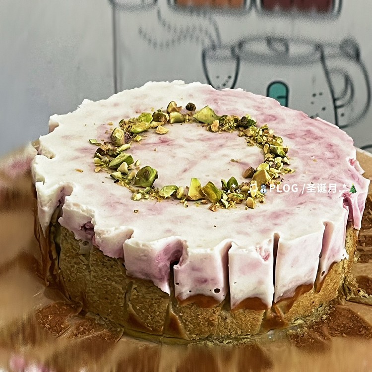 一次成功，感谢🌹自己做的开心果酱，又加了一点斑斓粉提色。自制浆果酱做了个椰浆慕斯层，搭配开心果斯巴克味道不错。图1