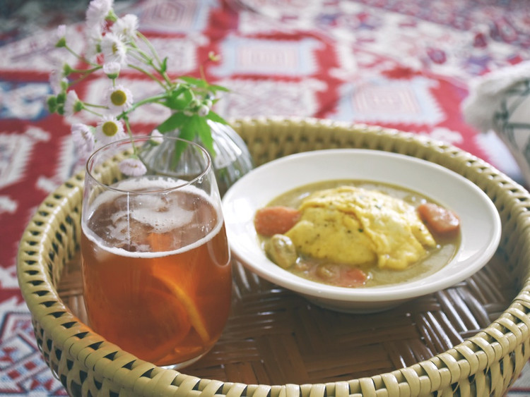 日式咖喱蛋包饭配冰柠茶图1