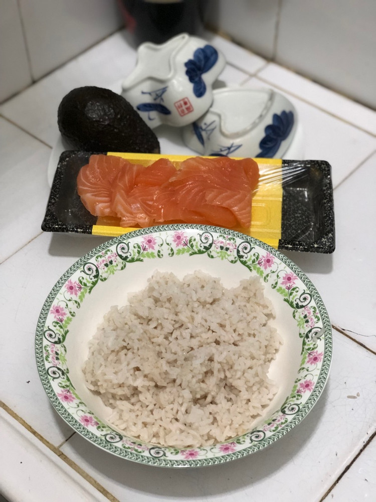 肉是终极治愈餐充满了振奋味蕾的鲜明味道🍣🥑在辛辣味的影响下加强了但最终让步于向日葵🌻的尾调图3